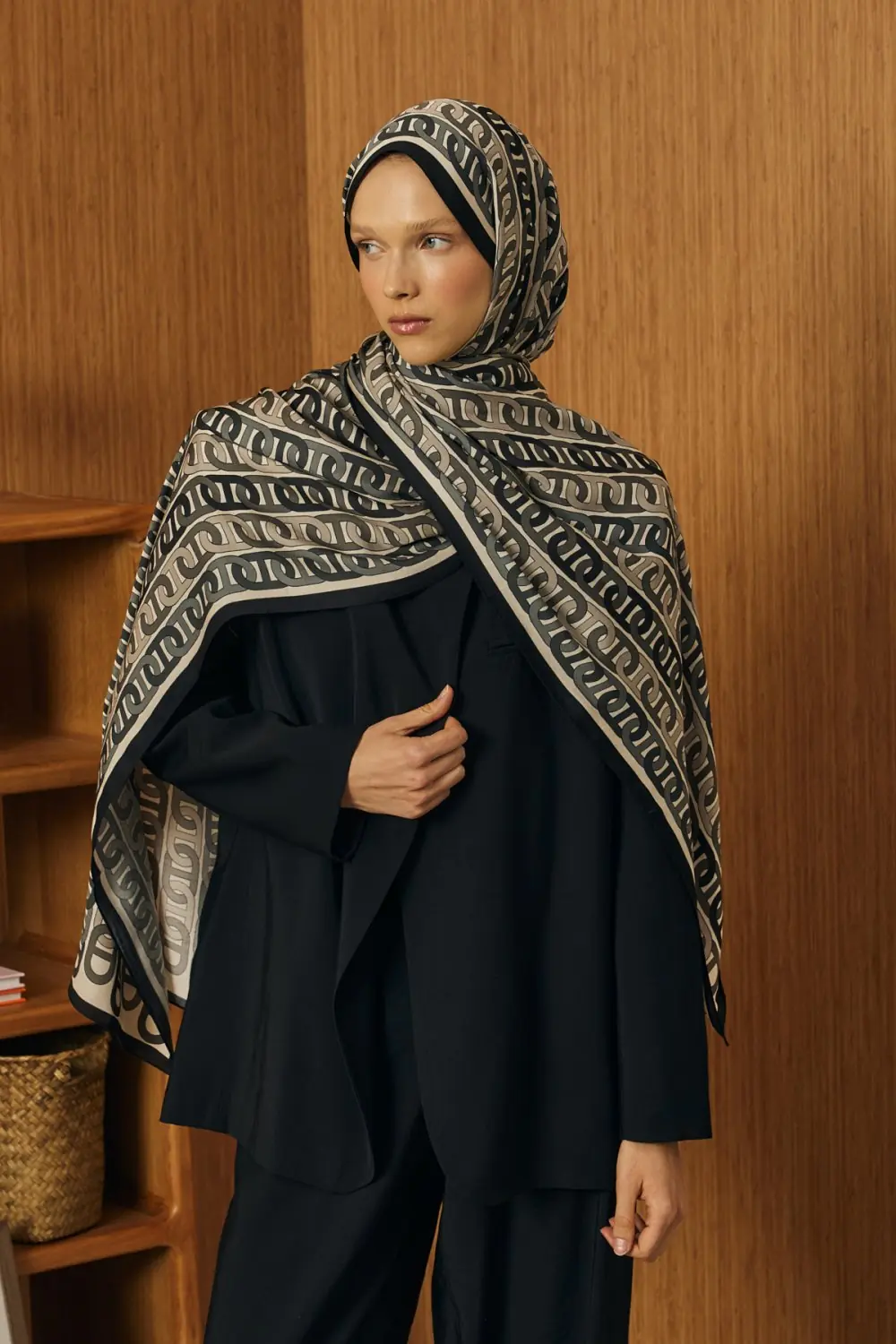Monogram Şal-Siyah-MRW-2018